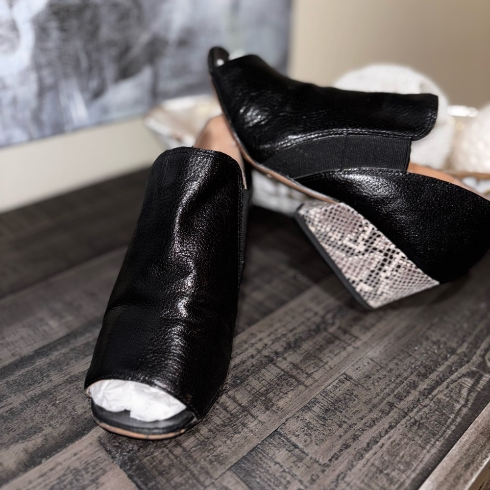 Corso Como “Solanya” Peep Toe Snakeskin Block Heel 7.5 M Womens Slip On Sandals﻿